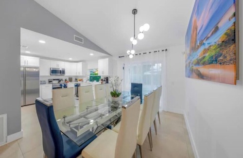 Pembroke Pines Villa | Modern Villa w/Heated Pool & Spa
