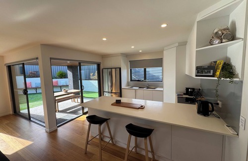 Blackmans Bay Villa | Modern Villa. Walking distance to Beach, Bars & Restaurants