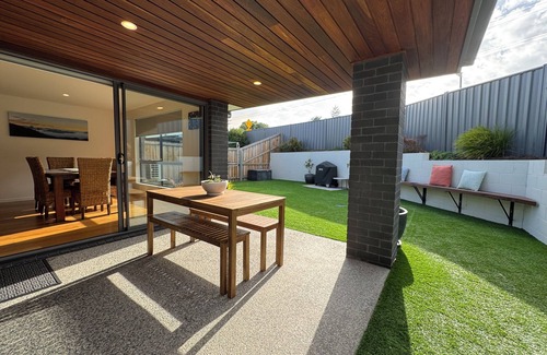 Blackmans Bay Villa | Modern Villa. Walking distance to Beach, Bars & Restaurants