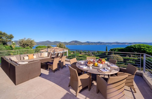 Cote d'Azur- French Riviera Villa | Modern villa with infinity pool & view of the bay of St Tropez