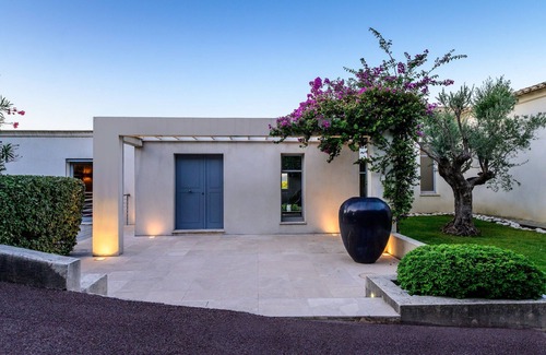 Cote d'Azur- French Riviera Villa | Modern villa with infinity pool & view of the bay of St Tropez