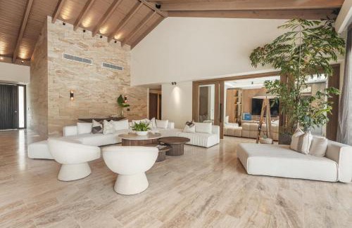 Los Lagos Villa | Modern villa with maid and pool in Casa de Campo