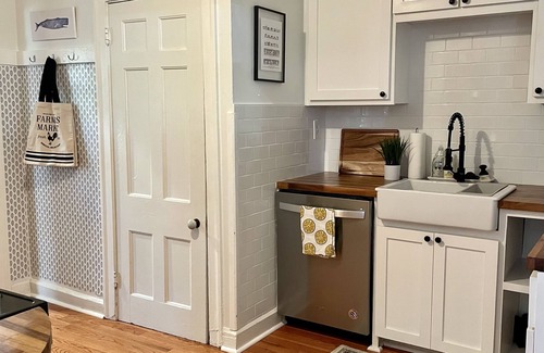 Central Newport News Cottage | Modern vintage 3BR in heart of Hilton Village . CNU I NN Shipyard I Riverside