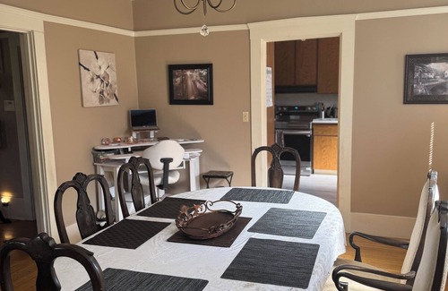 Stockton House | Modern Vintage Charm 2-bedroom house in wonderful Stockton with AC