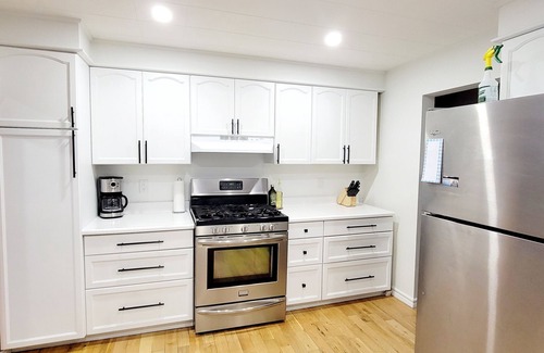 Isaacs Glen House | Modern Waterfront Cottage with Hot Tub, Pool Table and Firepit