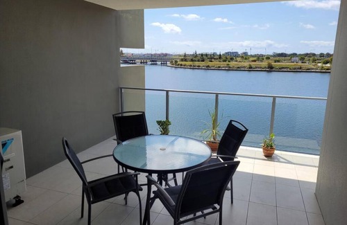 Birtinya Apartment | Modern Waterfront Apartment