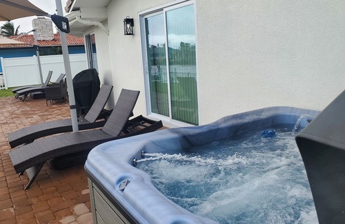 Cocoa Isles House | *Modern Waterfront Home* Sleeps 8-LARGE KITCHEN/LIVING Area-1 minute to beach