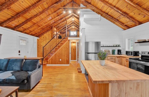 Pocohanna Cabin Colony House | Modern Wilderness Cabin | BBQ - Firepit - Hot Tub