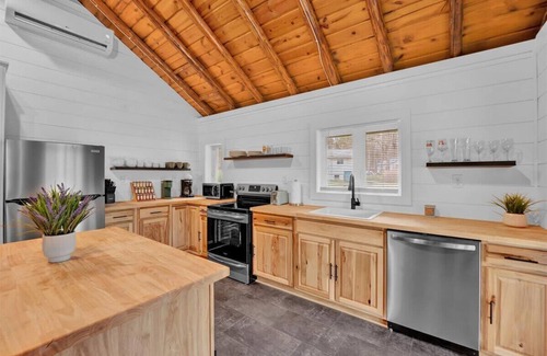 Pocohanna Cabin Colony House | Modern Wilderness Cabin | BBQ - Firepit - Hot Tub