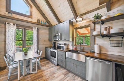 Burks Fork Cabin | Modern Willis Cabin Retreat: 24-Acre Working Farm!