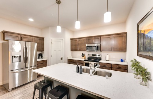 Village of Cottage Grove Condo | Modern Wisconsin Vacation Rental w/Fireplace