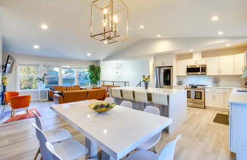West Ridge House | Modern Woodinville Home w/Hot Tub + Sauna!