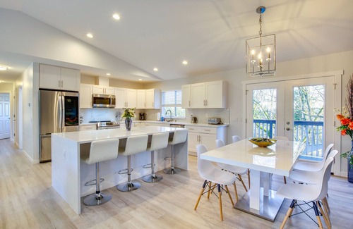 West Ridge House | Modern Woodinville Home w/Hot Tub + Sauna!