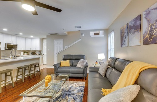 Alden Bridge Apartment | Modern Woodlands Townhome w/Spacious Yard & Patio