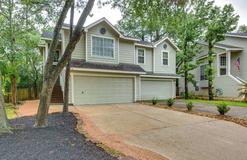 Alden Bridge Apartment | Modern Woodlands Townhome w/Spacious Yard & Patio