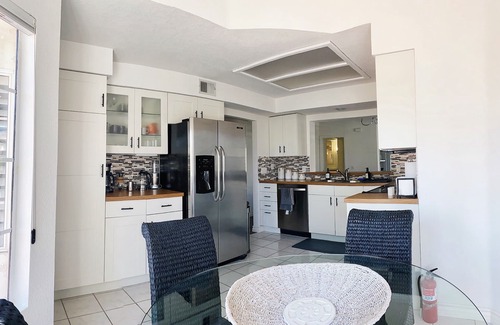 Palm Desert Condo | Modern x Boho Home w/Pools | Gym | Golf Course| Tennis