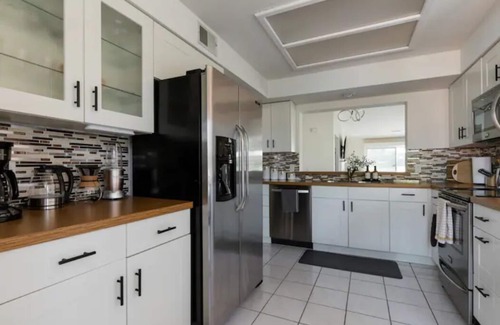 Palm Desert Condo | Modern x Boho Home w/Pools | Gym | Golf Course| Tennis