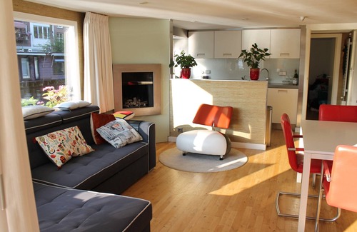 Amsterdam City Centre Boat Rental | Modern yet cozy houseboat