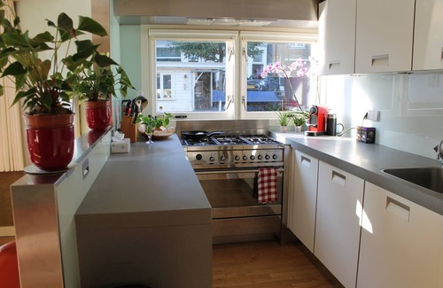 Amsterdam City Centre Boat Rental | Modern yet cozy houseboat