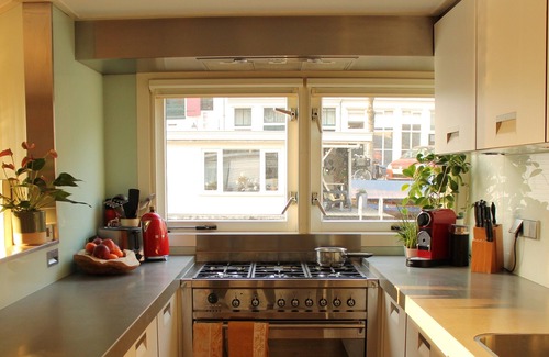 Amsterdam City Centre Boat Rental | Modern yet cozy houseboat