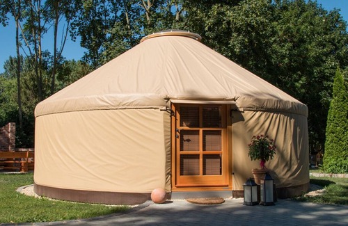 Herbsleben Ski Chalet | Modern yurt autumn life