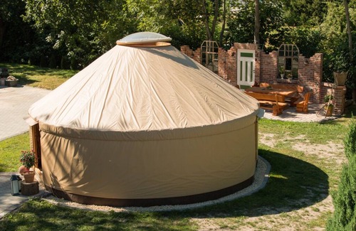 Herbsleben Ski Chalet | Modern yurt autumn life