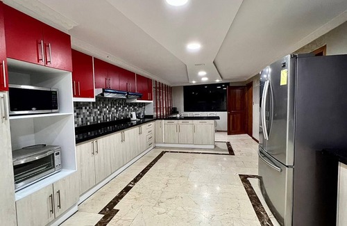 Quito House | Moderna casa con vista espectacular 5 minutos de los mejores Centros Comerciales