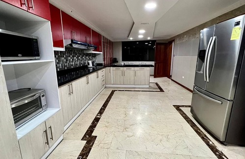 Quito House | Moderna casa con vista espectacular 5 minutos de los mejores Centros Comerciales