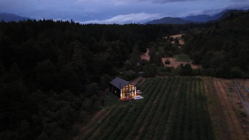 El Bolson House | Moderna Casa entre Campo de Frambuesas