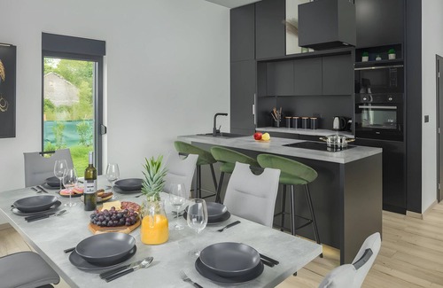Muzini Villa | Moderna Villa sa Infinity Bazenom u Mirnoj Istri za 7 Osoba, Kućni Ljubimci DA