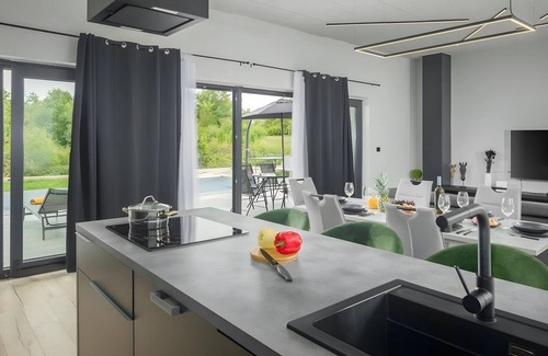 Muzini Villa | Moderna Villa sa Infinity Bazenom u Mirnoj Istri za 7 Osoba, Kućni Ljubimci DA