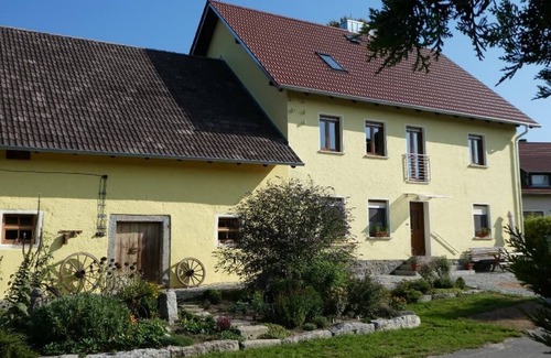 Nittenau Apartment | Moderne 80qm Ferienwohnung mit Terrasse für bis zu 4 Personen