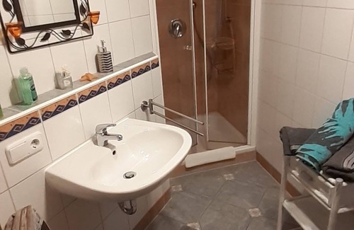 Wernfeld Condo | Moderne Ferienwohnung 95qm 2-6 Personen Biker / Hunde / Garten