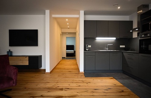 Wolf Apartment | Moderne Ferienwohnung mit Terrasse für Freunde und Familie bis zu 5 Personen