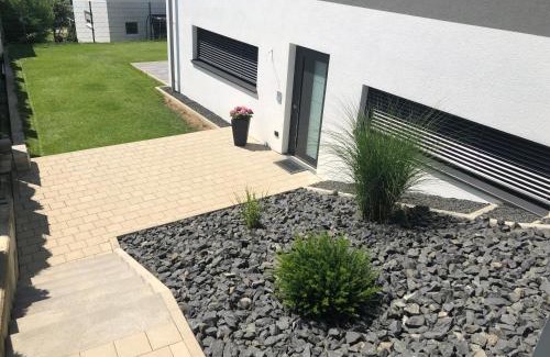 Gunzburg District Apartment | Moderne Ferienwohnung mit Terrasse und Garten