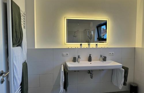 Venningen Apartment | Moderne Ferienwohnung mit Terrasse, Grill & Privatparkplatz