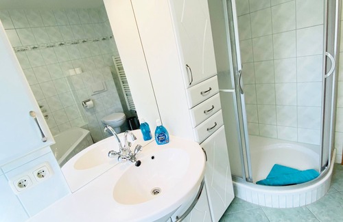 Grimma Apartment | Moderne Ferienwohnung mit 3 Schlafzimmern, Küche und Bad