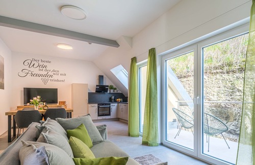 Retzbach Apartment | Moderne Helle Ferienwohnung mit Balkon