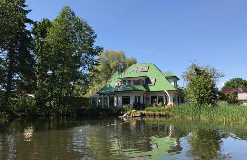 Barmstedt Apartment | Moderne Maisonette-Wohnung am Karpfenteich; modern Apartment with view of the carp pond