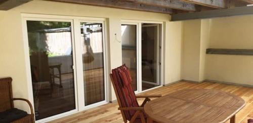 Biersdorf am See Apartment | Moderne Wohnung mit Studio in Bauernhausscheune am See