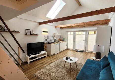 Ostenfeld Apartment | Modernes 1-Zimmer-Apartment mit Galerie-Schlafkoje im skandinavischen Stil