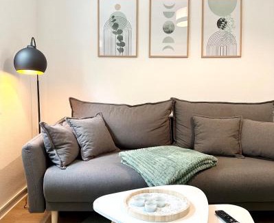 Aschersleben Apartment | Modernes Apartment mit Queensize-Bett, NETFLIX, Küche, Erdgeschoss, Nähe AMEOS Klinik