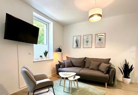 Aschersleben Apartment | Modernes Apartment mit Queensize-Bett, NETFLIX, Küche, Erdgeschoss, Nähe AMEOS Klinik
