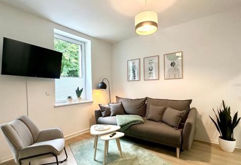 Aschersleben Apartment | Modernes Apartment mit Queensize-Bett, NETFLIX, Küche, Erdgeschoss, Nähe AMEOS Klinik