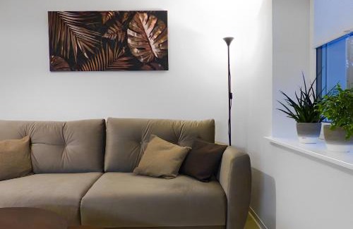 Aschersleben Apartment | Modernes Apartment mit Queensize-Bett, NETFLIX, Küche, Erdgeschoss, Nähe AMEOS Klinik