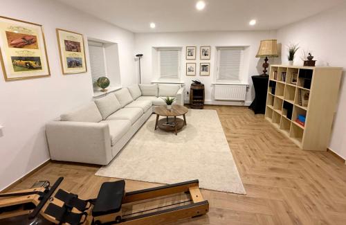 Neuenmarkt Apartment | Modernes Bauernhaus - 3 Schlafzimmer, Küche, Bad, Wohnzimmer, Kaminofen, WaterRower