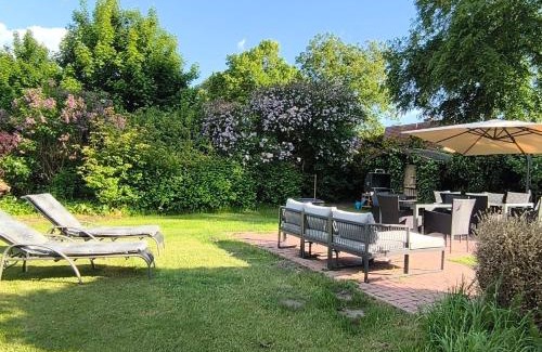 Blumenholz Apartment | Modernes Ferienhaus mit 4 separaten Appartements, je mit vollausgestatteter Küchenzeile und eigenem Bad, 2 Gehminuten zum Badesee, Garten, Grillplatz, Kinderspielbereich, Hunde sind willkommen