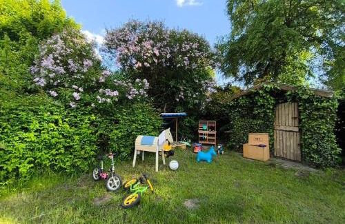 Blumenholz Apartment | Modernes Ferienhaus mit 4 separaten Appartements, je mit vollausgestatteter Küchenzeile und eigenem Bad, 2 Gehminuten zum Badesee, Garten, Grillplatz, Kinderspielbereich, Hunde sind willkommen