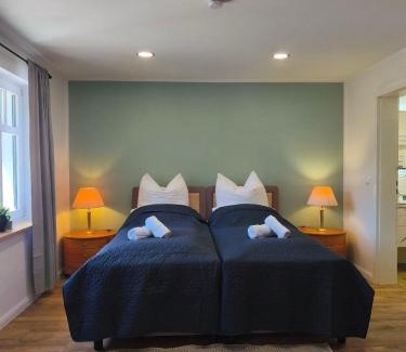 Blumenholz Apartment | Modernes Ferienhaus mit 4 separaten Appartements, je mit vollausgestatteter Küchenzeile und eigenem Bad, 2 Gehminuten zum Badesee, Garten, Grillplatz, Kinderspielbereich, Hunde sind willkommen