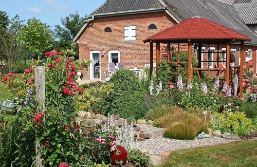 Uphusum House | Modernes, Gemütliches Doppelhaus mit Großem Garten und Kaminofen im Schönen Nordfriesland. Wunderbar für Paare und Familien Geeignet, die Sich Abseits des Alltagstrubels Eine Auszeit Gönnen Möchten. Gern Sind Auch Haustiere Willkommen!